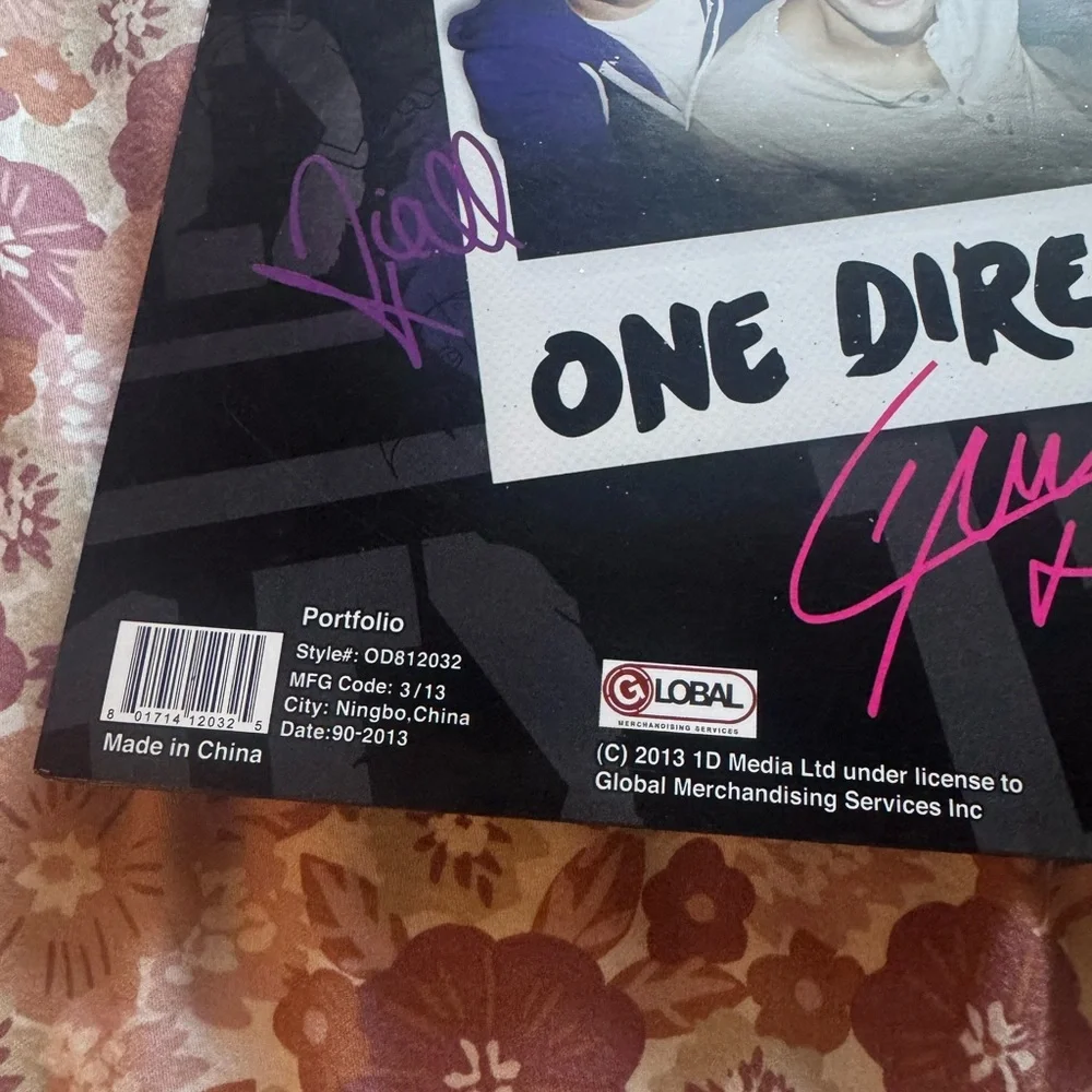 One Direction RARE 2013 Autographed portfolio